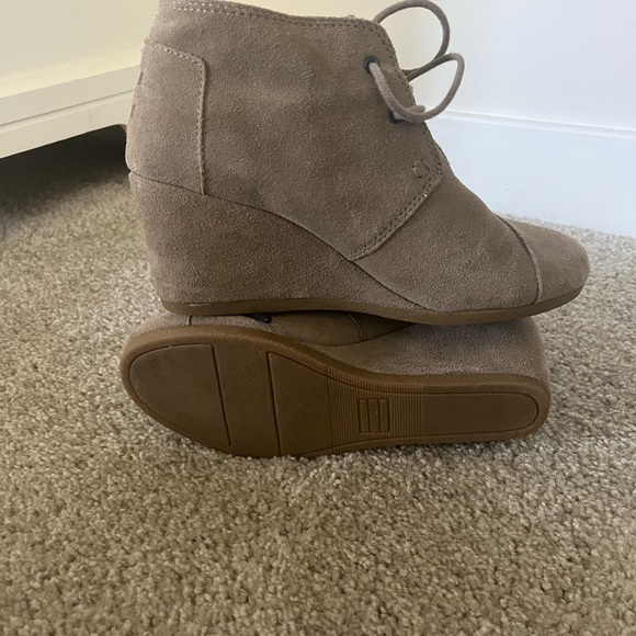 TOMS size 7 Like New - Picture 3 of 6